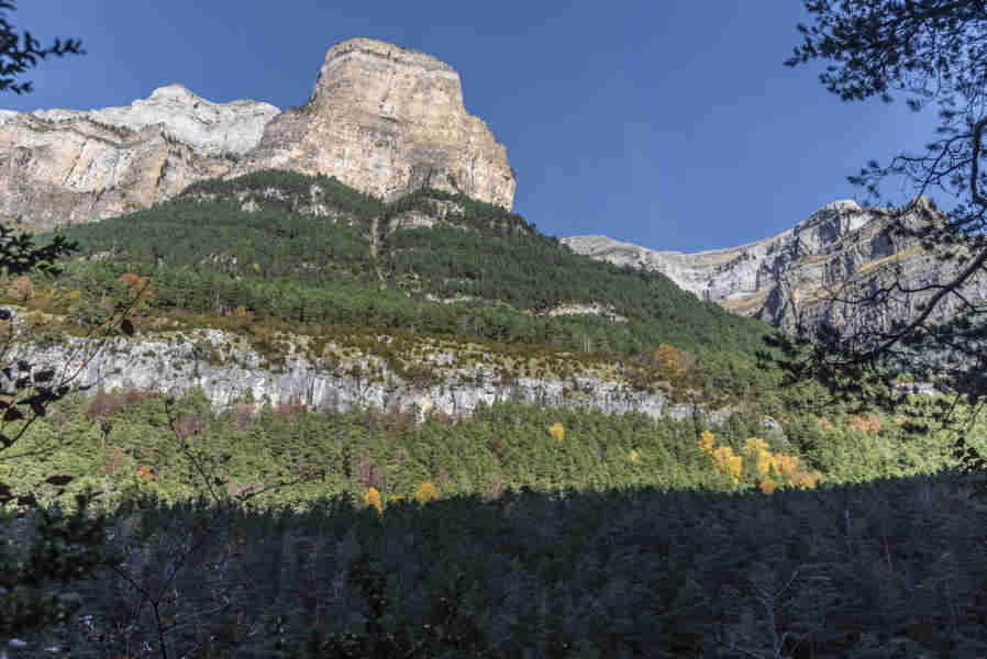 Huesca - parque nacional de Ordesa y Monte Perdido - valle de Ordesa 66 - sendero Turieto Bajo - Tozal del Mallo.jpg